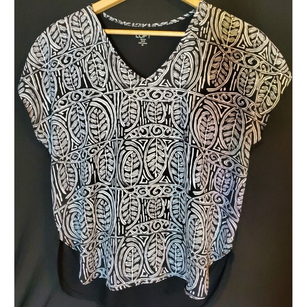 Loft Womens Shirt Top Blouse Size SP BLACK and White Leaf Design with Solid Back